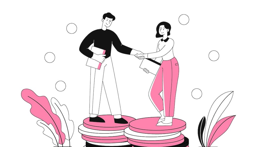 Die Dos und Don’ts bei der Lohnverhandlung Illustration: Mann und Frau geben sich die Hand, beide stehen auf Münzstapeln