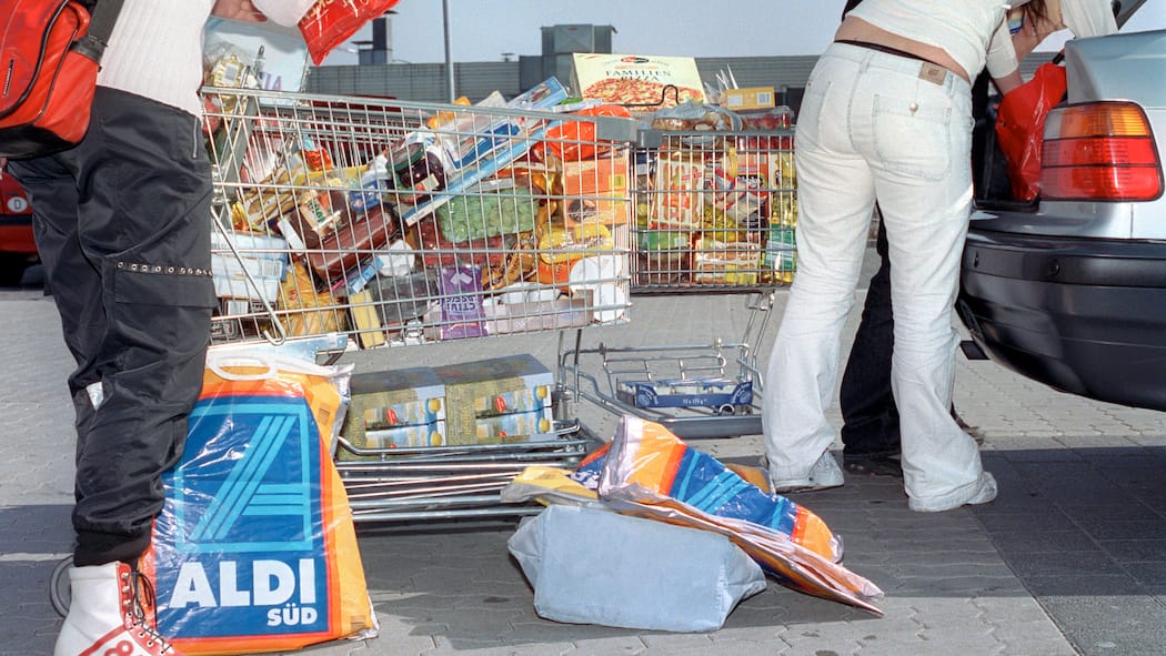 Versteckte Gebühren im Ausland vermeiden Die niedrigen Preise in Deutschland sind verlockend. Mit Schweizer Konten fallen jedoch oft schmerzliche Gebühren an.