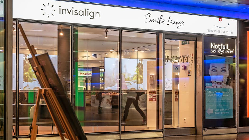 So zahlen Patienten drauf Im Shopville des Zürich HB: Eine der 25 Filialen der Zahnarztkette Swiss Smile