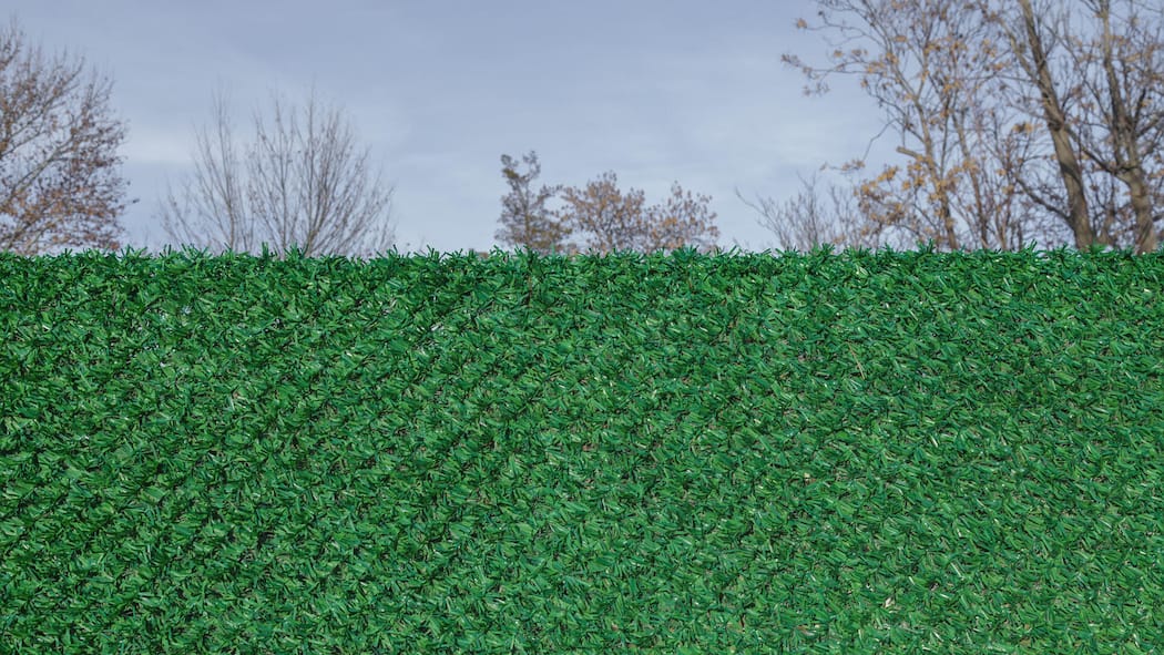 Berner Plastikgarten ist nicht okay, sagt das Bundesgericht Sichtschutz aus grünem Plastik - Ein bisschen Kunstrasen, wacklige Drahtseile und Plastikpflanzen statt einheimischer Sträucher: Ein Hausbesitzer im Kanton Bern baut sich seine Welt, wie sie ihm gefällt. Doch sein Nachbar beobachtet alles genau