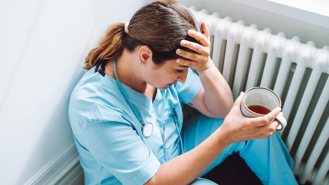 Zu wenig Krankheitstage? Schlechter Chef! Kranke Pfelgerin trinkt Tee am Arbeitsplatz - Wer krank ist, sollte zu Hause bleiben und sich auskurieren. Eine Studie zeigt: Schlechte Führungskultur verhindert das