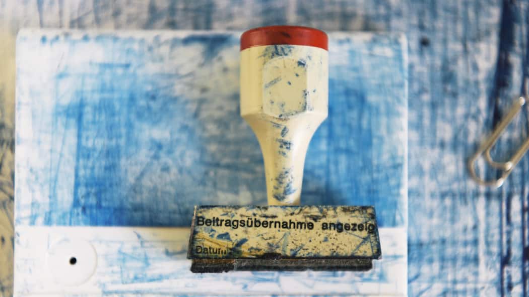 Nicht alles, was aufs Konto kommt, gilt als Einkommen Stempel «Beitragsübernahme angezeigt» - Die Stadt St. Gallen kürzte einem Sozialhilfeempfänger die Unterstützung, weil dieser Rückzahlungen eines Darlehens erhielt. Dafür setzt es eine Rüge des Bundesgerichts ab: Die Kürzung war nicht gerechtfertigt