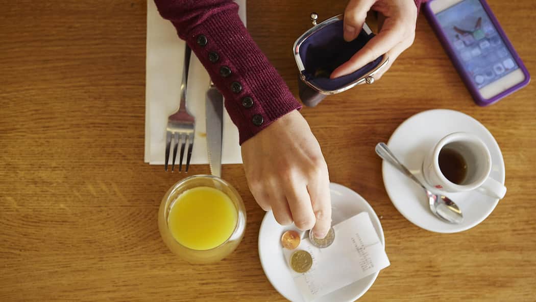 Trinkgeld im Ausland – so viel ist üblich Frau legt Trinkgeld auf den Teller mit der Quittung. Wie viel Trinkgeld man als Urlauber geben sollte. Eine Übersicht.