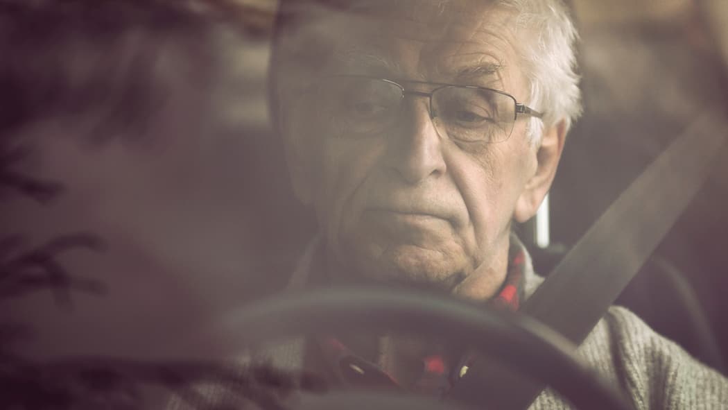 Fahrausweis weg – kann ein Anwalt helfen? Senior fährt Auto.