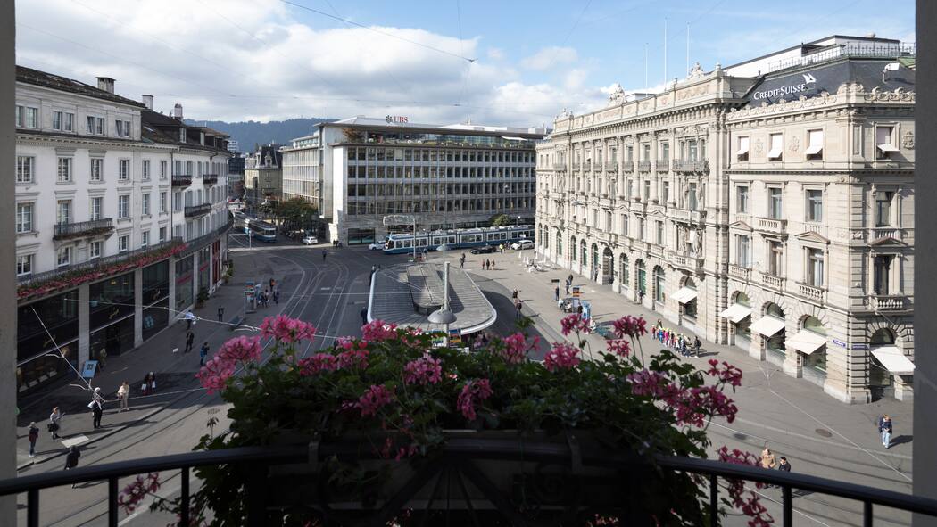 Wie sicher sind meine Daten bei der Bank? Blick auf den Zürcher Paradeplatz mit den Grossbanken UBS in der Mitte und der Credit Suisse auf der rechten Seite.