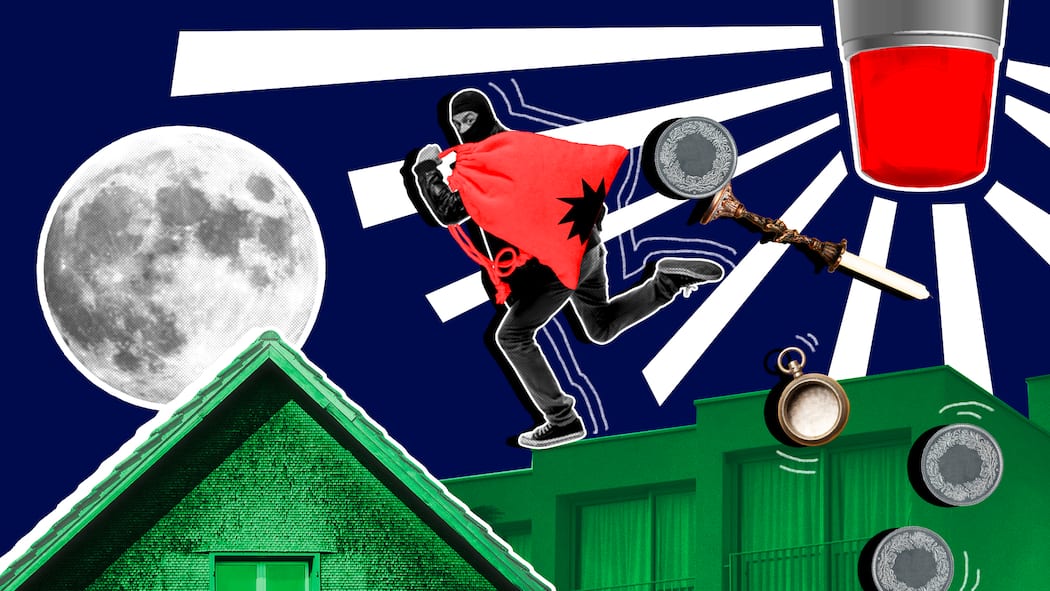 So schützen Sie Ihr Zuhause vor Einbrechern Ein maskierter Einbrecher mit Sack auf dem Rücken rennt über Hausdächer. Wie Sie sich vor Einbrechern schützen können.