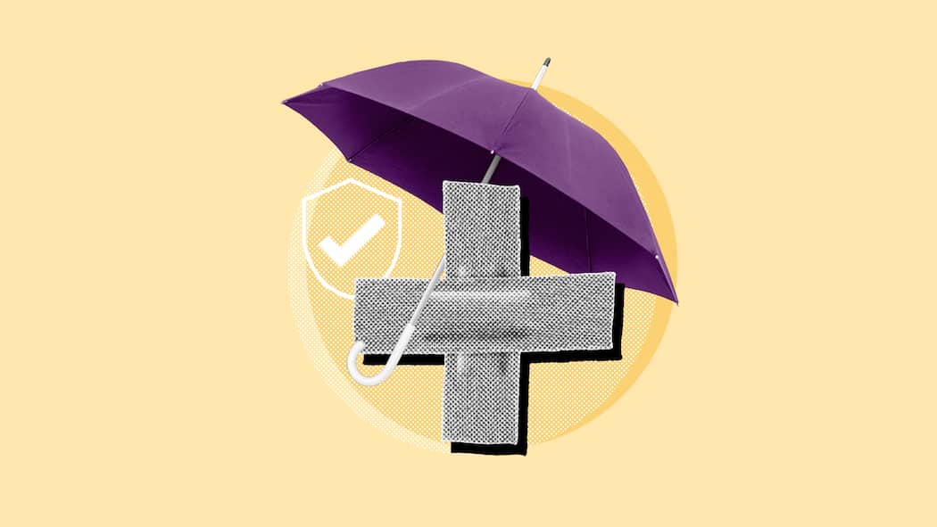 So sind Sie bei Unfällen richtig abgesichert Zwei Pflaster bilden ein Kreuz, darüber ein Regenschirm - bei einem Unfall zahlt die Unfallversicherung des Arbeitgebers – oder man ist über die Krankenkasse unfallversichert. Das gilt in der Schweiz rechtlich zur Unfallversicherung.