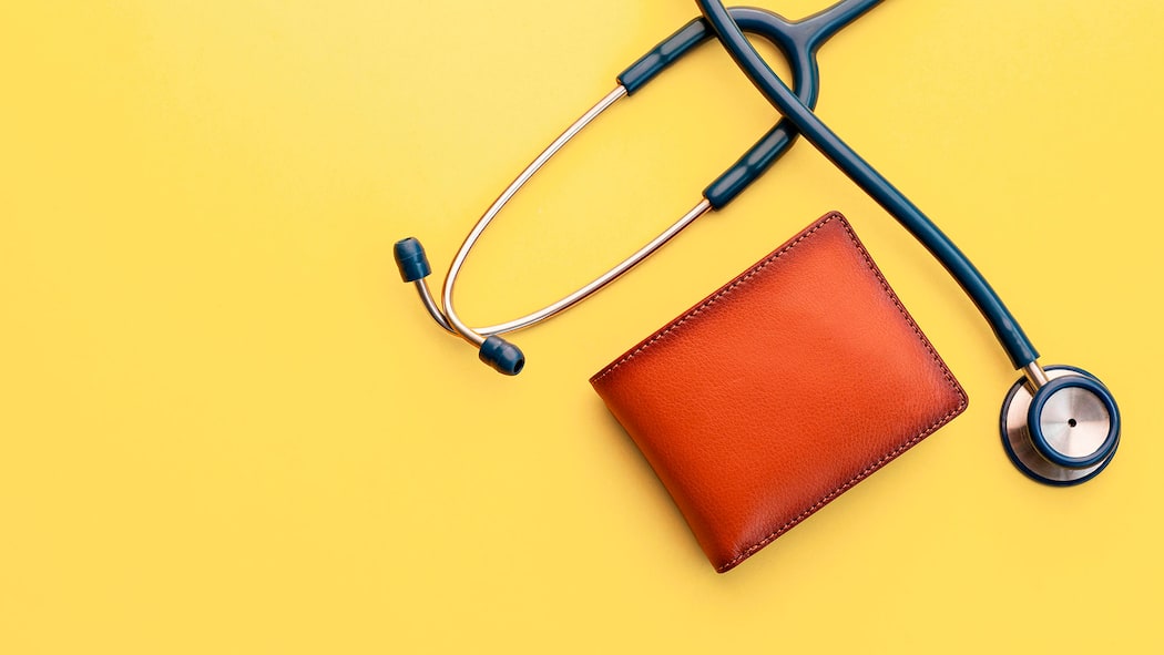 Ein Arzt kann bis zu 448’000 Franken verdienen – netto Stethoskop und Portemonnaie - Innerhalb der Ärzteschaft klaffen die Löhne auseinander. Eine Magen-Darm-Spezialistin verdient mehr als doppelt so viel wie ein Hausarzt