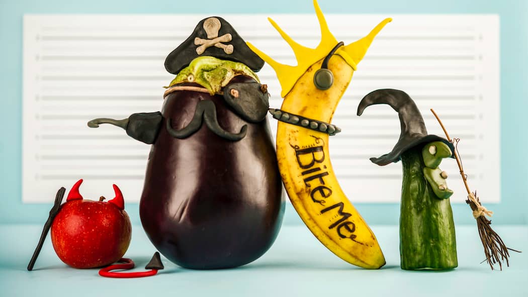 Kann ich das noch essen? Ein roter Apfel, eine Aubergine, eine Banane und eine Gurke haben sich als Teufel, Pirat, Punk und Hexe verkleidet.