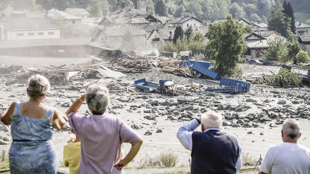 War das Unglück verhinderbar? Jetzt wird untersucht Anwohner von Promongno und Bondo beobachten einen Murgang .