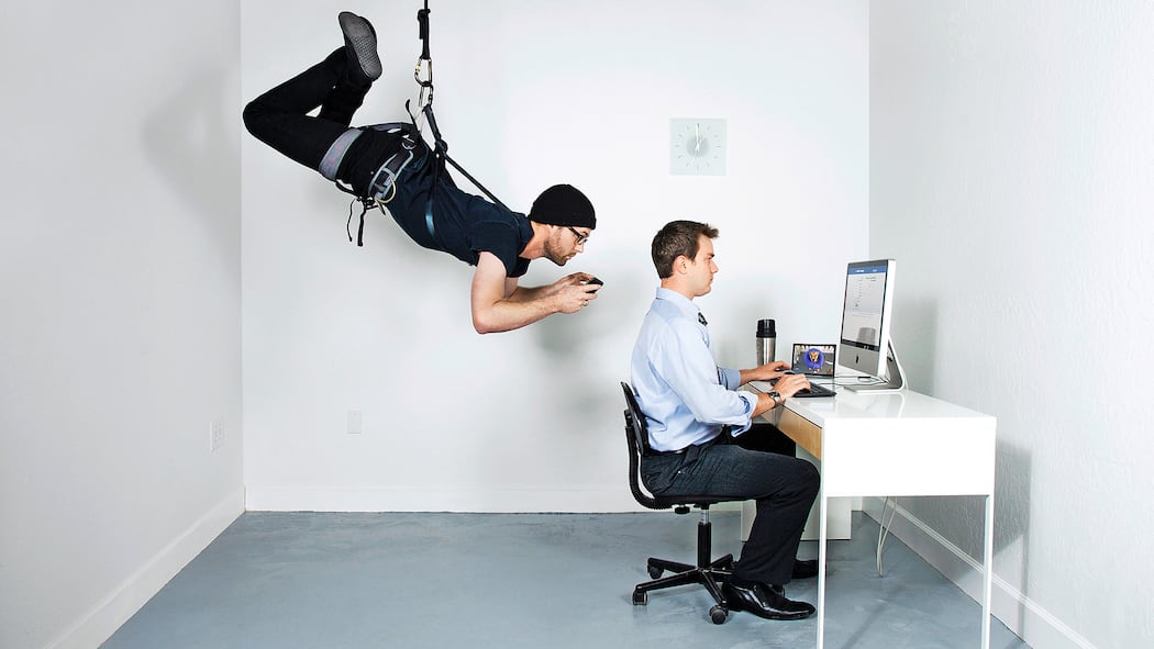 Jeder Nutzer ist für Hacker interessant Ein ahnungsloser Büromitarbeiter erkennt nicht, dass sich hinter ihm ein in schwarz gekleideter Mann abgeseilt hat und über seine Schultern alles heimlich mitliest, was er am Computer schreibt.