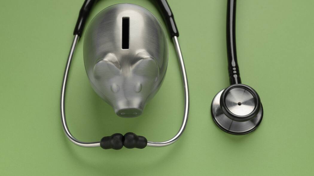 Geldsegen für Ärzte und Spitäler Ein Sparschwein mit einem Stethoskop.