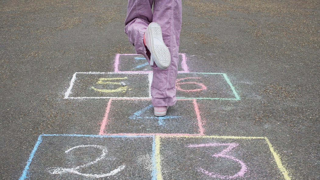 Ferien, Hobby, Geburtstagsparty? Gibts nicht! Kind spielt Himmel und Hölle