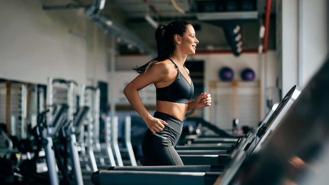 Diese 3 Fitness-Phasen sollten Frauen kennen Junge Frau auf dem Laufband - Profisportlerinnen wie Skirennfahrerin Michelle Gisin passen das Training an ihren Hormonzyklus an. Eine Expertin erklärt, wie auch Freizeitsportlerinnen diese Methode für ihre Fitness-Routine nutzen können. Und sogar davon profitieren