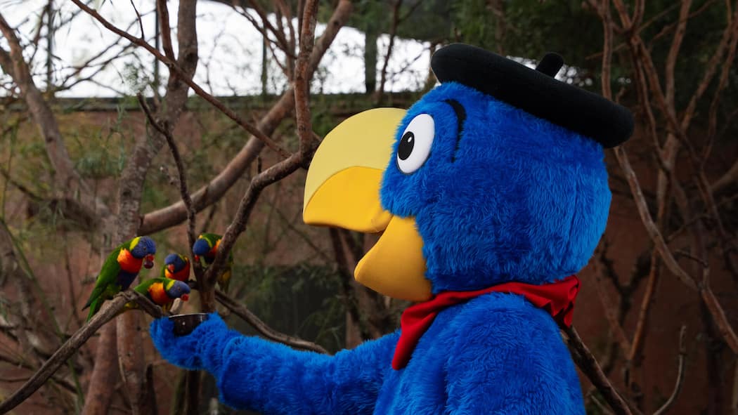 Kinder müssen zahlen: Eltern kritisieren Globi-Werbeaktion Mensch in Globi-Kostüm füttert Papageien - Der Zoo Zürich veranstaltet zum Erscheinen des neuen Globi-Buches einen Werbeevent. Dafür werden Eltern zur Kasse gebeten