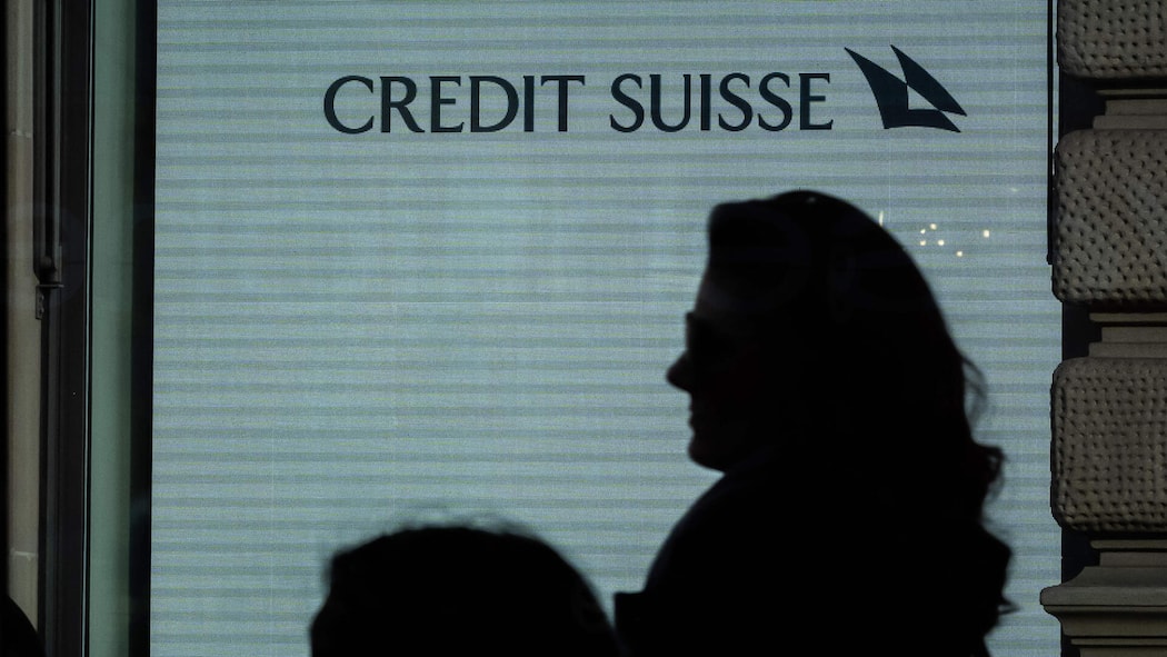 Schwangere wurde diskriminiert – so wehren Sie sich Schattenwurf einer vorbeigehenden Passantin bei einem Gebäude der Credit Suisse - Ein Gericht in Paris kam zum Schluss, dass einer schwangeren Frau eine Beförderung verwehrt wurde. In der Schweiz regelt unter anderem das Gleichstellungsgesetz die Rechte von Arbeitnehmenden. Der Beobachter klärt die wichtigsten Fragen, was hierzulande gilt.
