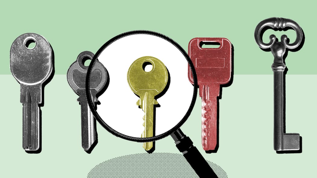 Nachmieter für die Wohnung suchen – so klappt das Eine Lupe über verschiedenen Schlüsseln - Wenn man die Mietwohnung ausserterminlich kündigt, muss man eine Ersatzmieterin stellen. Der Beobachter zeigt, was in einem solchen Fall gilt