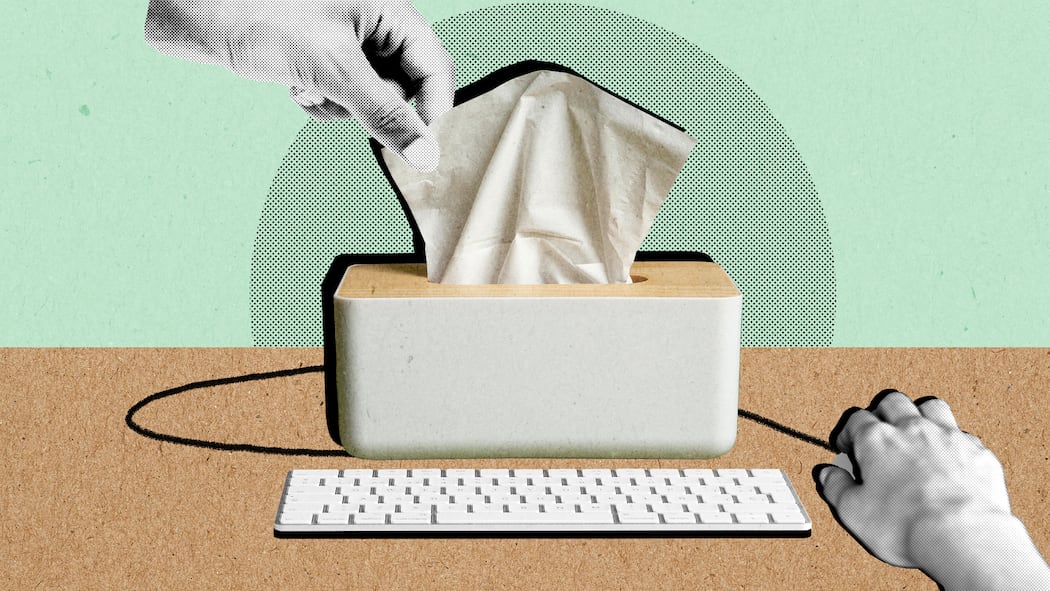 Erkältet ins Büro? Das gilt bei der Arbeit Eine Hand zieht ein Papiertaschentuch aus einer Box, während eine andere Hand eine Büromaus und eine Tastatur bedient. Was ist Arbeitnehmerinnen und Arbeitnehmern zuzumuten, wenn sie krank oder erkältet sind? Das sind die Rechten und Pflichten.