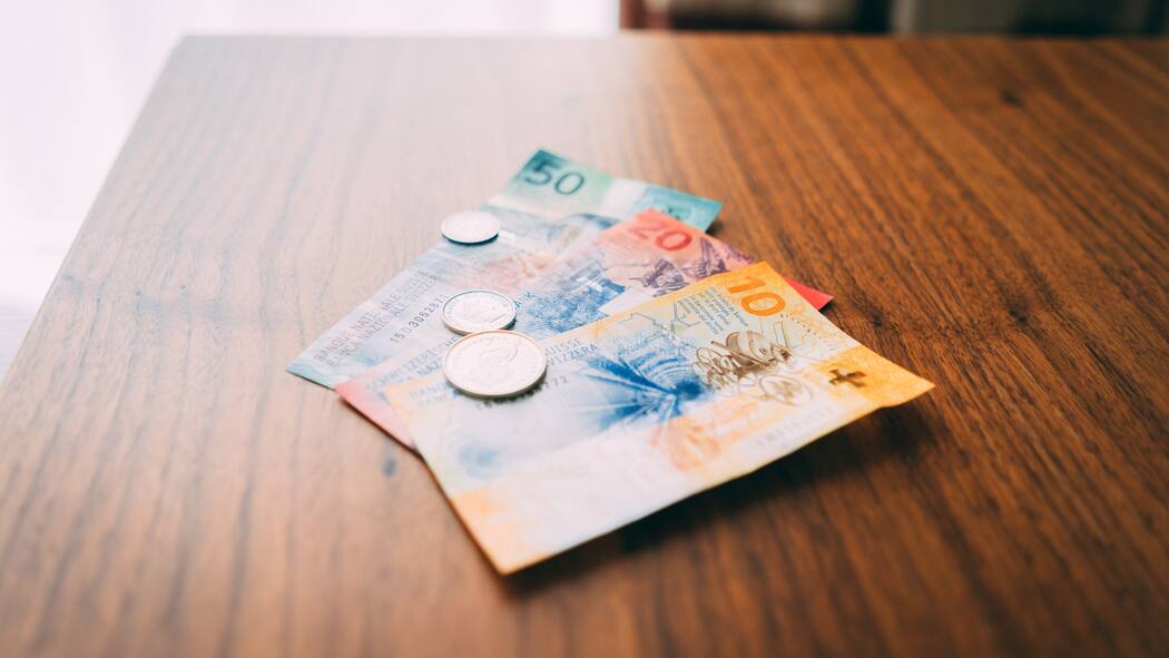Muss ich die EL zurückgeben? Schweizer Banknoten auf dem Tisch