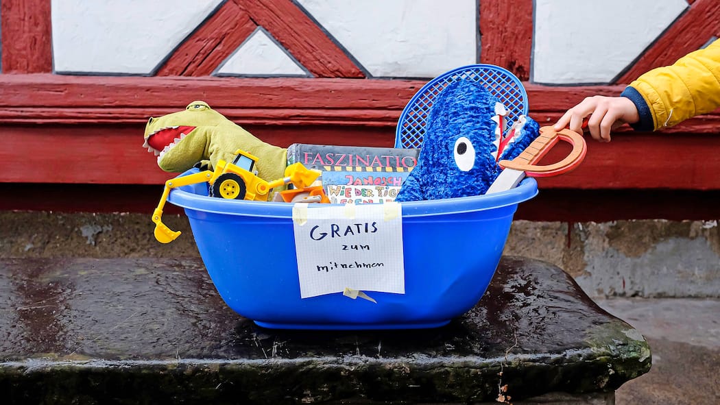 Darf ich etwas «gratis zum Mitnehmen» hinstellen? Eine blaue Plastikbox an der Strasse ist gefüllt mit Plüschtieren, Spielsachen und Kinderbüchern, die mit dem Verweis «Gratis zum Mitnehmen» versehen sind - Wer in der Schweiz etwas gratis zum Mitnehmen an der Strasse abstellt, könnte mit dem Gesetz in Konflikt kommen. Eine Umfrage des Beobachters bei den grössten Schweizer Städten zeigt jedoch, dass oftmals ein Auge zugedrückt wird, wenn gewisse Bedingungen eingehalten werden.