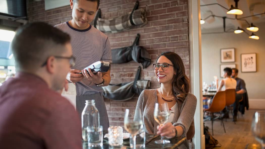 So verhalten Sie sich korrekt im Restaurant Bezahlen im Restaurant