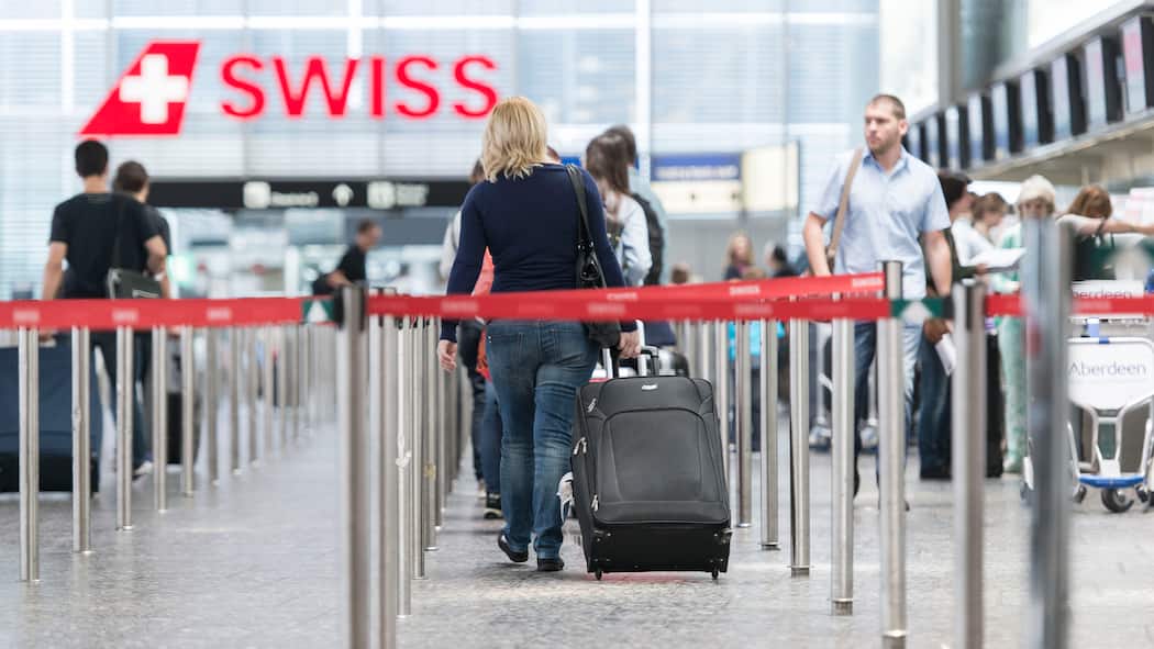 Flug gestrichen – wie gehts jetzt weiter? Passagiere der Airline Swiss checken am Flughafen Zürich ein.