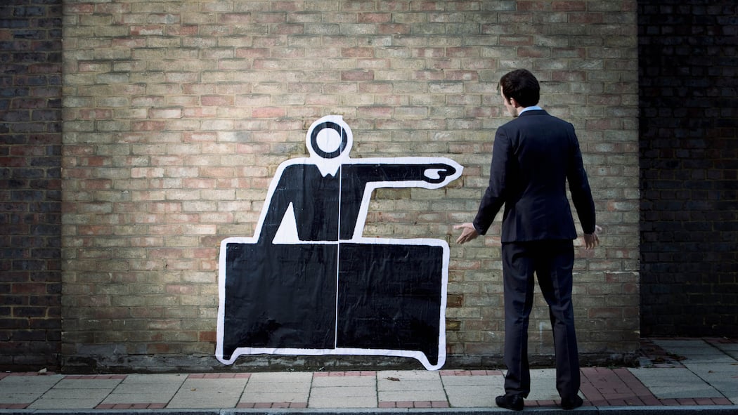 Kann der Chef einfach die Kündigung aussprechen? Ein Angestellter steht auf dem Trottoir vor einer Wand, auf der eine Figur aufgezeichnet ist, die ihm den Weg zur Entlassung zeigt. In der Schweiz ist es kein Problem, eine Kündigung mit den entsprechenden Fristen auszusprechen. Die Frage ist lediglich, ob sie missbräuchlich sein könnte. Wann das der Fall ist, zeigen diese sieben Fälle, die vor Bundesgericht landeten.