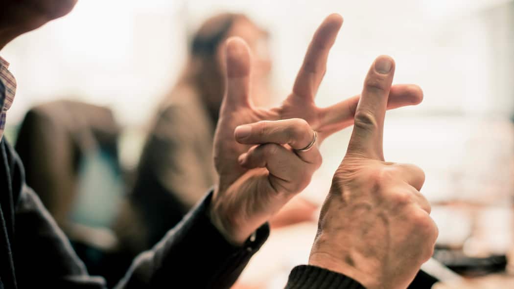 Die drei Arten der Betreibung Person zeigt drei Finger an der Hand auf.