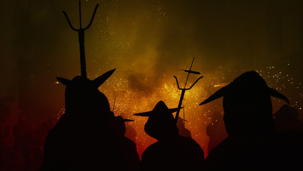 Therapien können zusätzliche Traumata hervorrufen View of a correfoc, a traditional festivity, where people disguised as devils run with sparkling fireworks among the people.