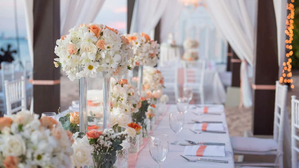 An alles gedacht? Ein langer Tisch ist für eine Hochzeitsgesellschaft eingedeckt.