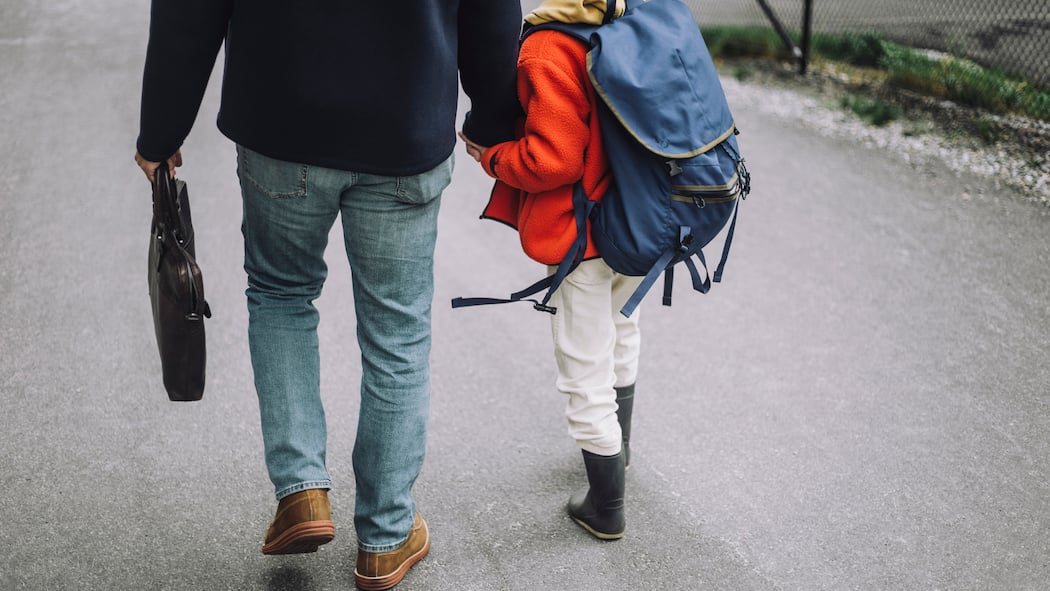 Tschüss Mama! So wird Ihr Kind fit für den Schulweg Kind mit Elternteil auf dem Schulweg