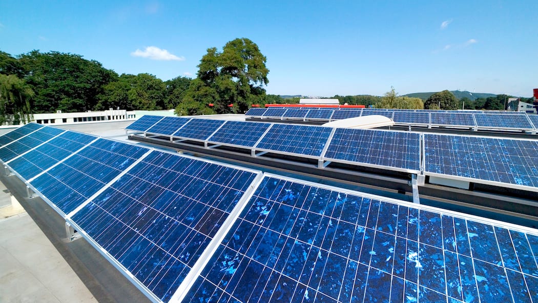 Bahn frei für den erleichterten Bau von Solaranlagen – so klappts Mehrere aufgeständerte Fotovoltaikanlagen auf einem Gebäude mit Flachdach.