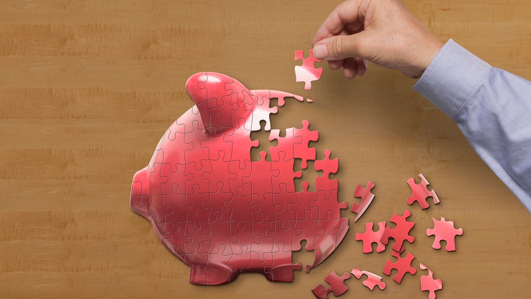 Bei Lücken sieht man alt aus Sparschwein als Puzzle dargestellt weist Lücken auf