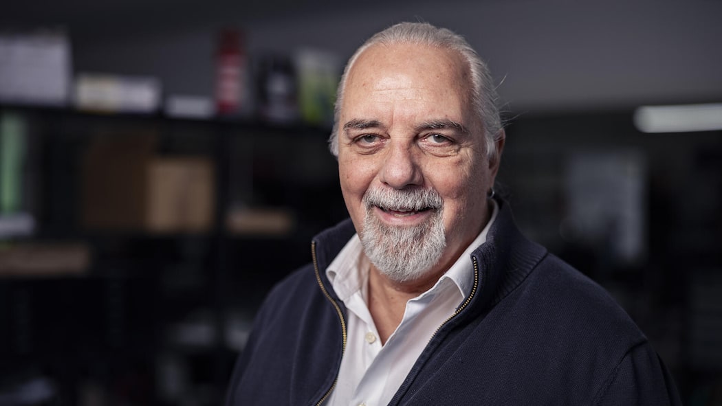 Er steckt hinter der Bargeld-Initiative – und kämpft fast im Alleingang Foto: Thomas Meier. Bätterkinden., 19.01.26. Thema zur Volksabstimmung über die Bargeldinitiative. Richard Koller In Seinem Büro in Bätterkinden.