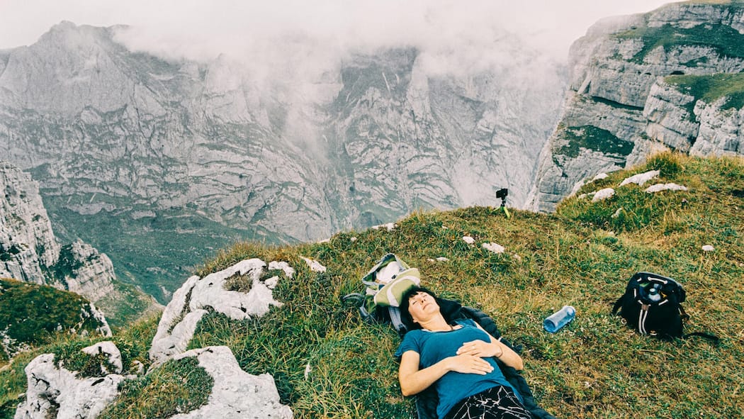 Diese sechs Psycho-Tricks garantieren erholsame Ferien Frau liegt entspannt auf einer Alp - Oft ist das Herunterfahren gar nicht so einfach. Denn für wahre Erholung braucht es mehr als Berge oder Strand. Die Psychologie hat sechs zentrale Punkte entschlüsselt, die Ferien erholsam machen