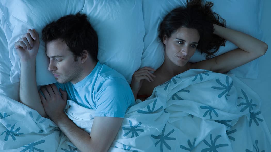 «Wer zum Grübeln neigt, leidet eher unter Schlaflosigkeit» Paar im Bett: Er schläft, sie ist wach - Die ganze Nacht kein Auge zugetan. Tatsächlich? Oder nur davon geträumt? Warum Wachliegen oft ein Albtraum ist, weiss Schlafforscher Bernd Feige