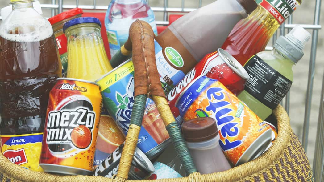 Dose, Flasche oder doch Karton? Korb mit verschiedenen Süssgetränken