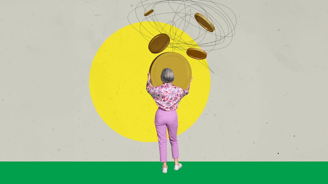 Arbeitslos mit 60 – wer Überbrückungsleistungen erhält Collage: Ältere Frau von hinten, sie hält eine grosse Münze in der Hand - Wenn sie im Alter arbeitslos werden, haben Sie vielleicht Anspruch auf eine Überbrückungsrente bis zur Pensionierung. Das sind die Bedingungen