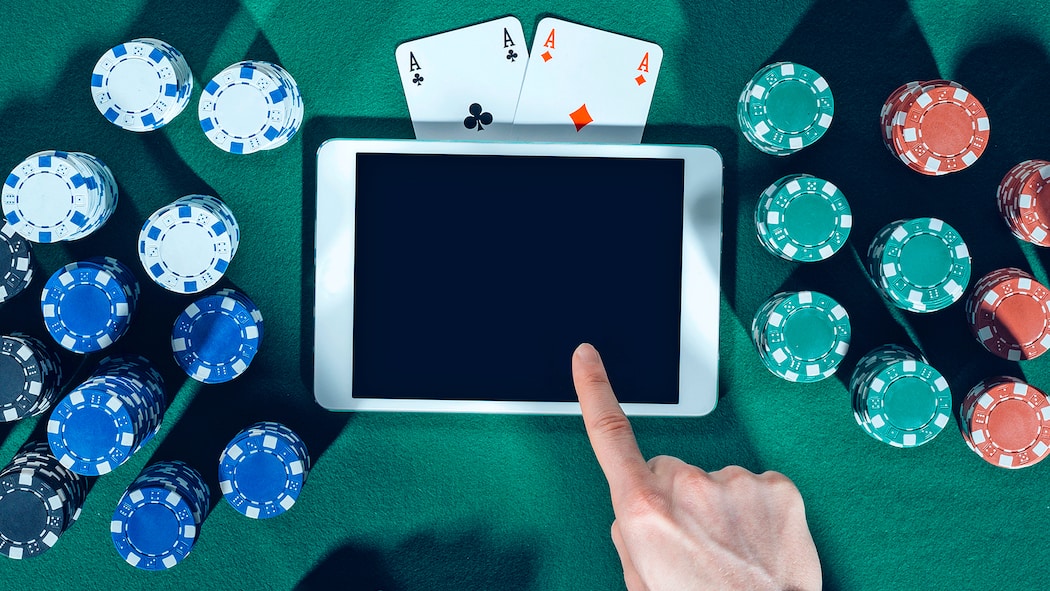 «Man beutet die Naivität der Leute aus» Pokerchips, Pokerkarten und ein Tablet