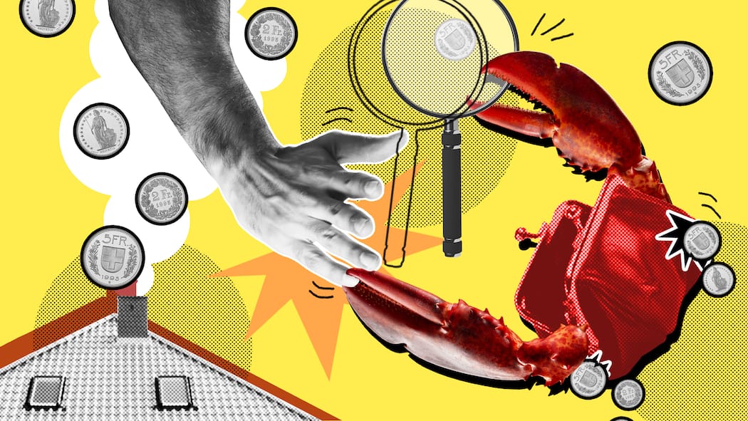 Bei diesen Fixkosten lässt sich viel Geld sparen Ein Krebs und eine Hand greifen nach einer Lupe vor gelbem Hintergrund mit Franken-Münzen – So senken Sie Ihre Ausgaben für Miete, Krankenkasse, Steuern und weiteren Fixkosten