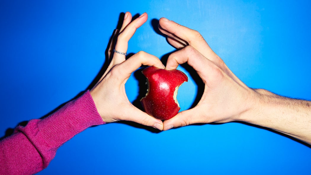Kindesunterhalt – wie Eltern ihn fair berechnen Ein gleichmässig angebissener Apfel steht sinnbildlich für den Betreuungsanteil, den Eltern leisten, wenn sie sich nach der Trennung die Obhut der Kinder teilen. Hierbei stellt die Berechnung des Kindesunterhalts oftmals eine grosse Herausforderung. Der Beobachter zeigt, wie es geht.