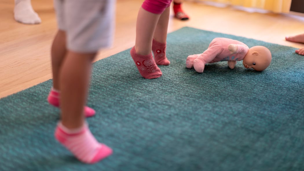 Die Hälfte der Kita-Betreuerinnen hat keine Ausbildung Fehlt den Kita-Mitarbeitenden die fachliche Ausbildung, hat das Auswirkungen auf die Entwicklung der Kinder.