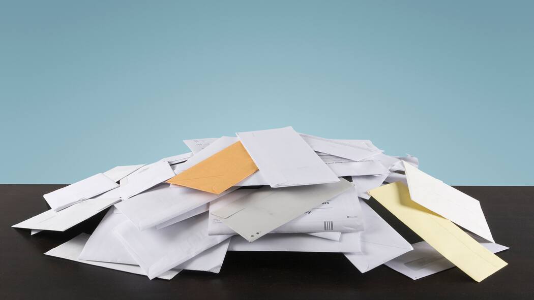 Frau wird seit Jahren von Geldeintreibern bedrängt Ein Stapel Mahnungen und Betreibungen