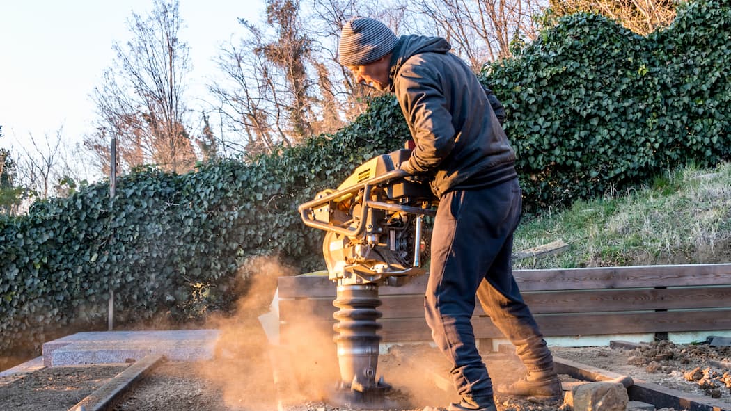 Weniger Mietzins wegen Baulärm? Mann arbeitet draussen im Garten mit dem Presslufthammer