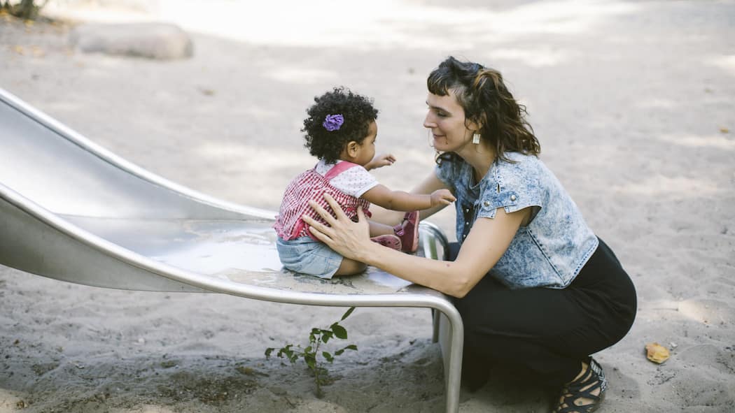 Der Ständerat ebnet den Weg für ein Verbot von Auslands-Adoptionen Weisse Frau und dunkelhäutiges Kind auf einem Spielplatz - Der Nationalrat wollte, dass der Bundesrat sein geplantes Verbot für internationale Adoptionen zurücknimmt. Diese Forderung ist jetzt vom Tisch