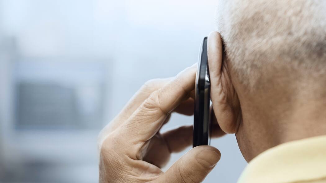 171 Franken für einen kurzen Anruf Alter Mann am Smartphone