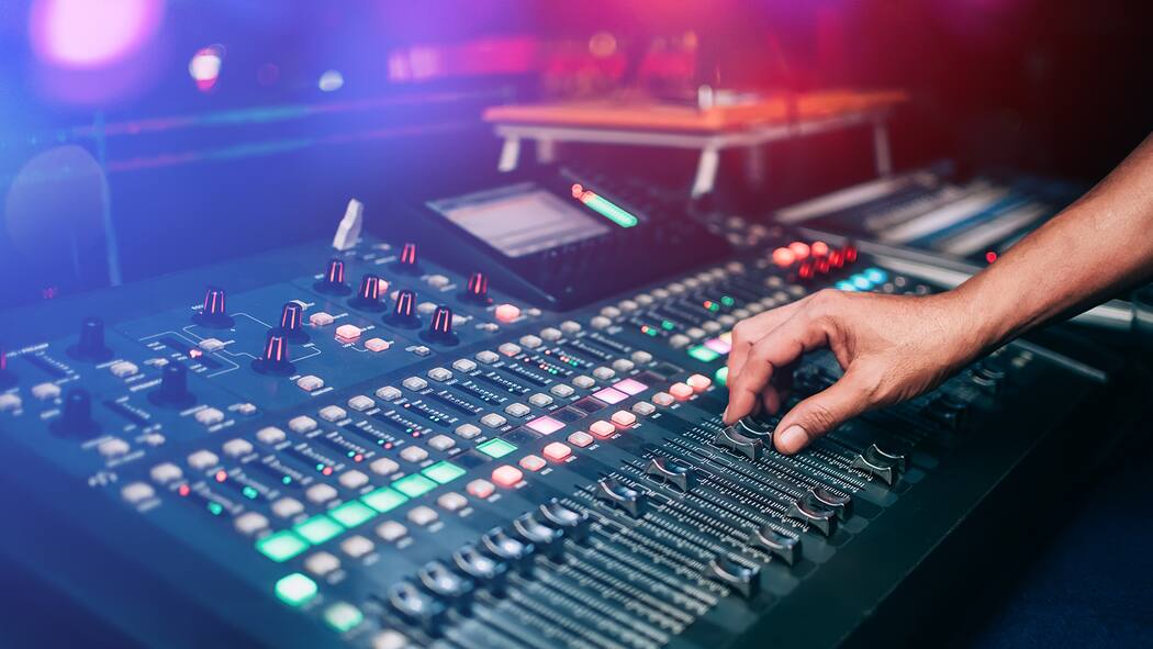 Die Party ist vorbei Tontechniker bedient Mischpult an Veranstaltung