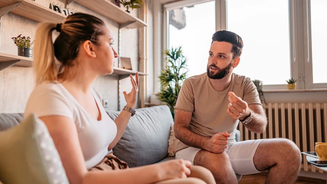 «Dich interessiert überhaupt nicht, wie es mir geht!» Ein Paar sitzt auf dem Sofa in ihrem Wohnzimmer und trägt einen emotionalen Disput aus.
