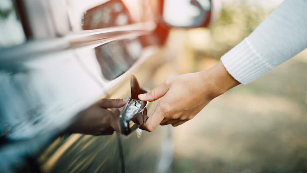 Muss ich die kaputte Autotür bezahlen? Eine Autotüre wird geöffnet