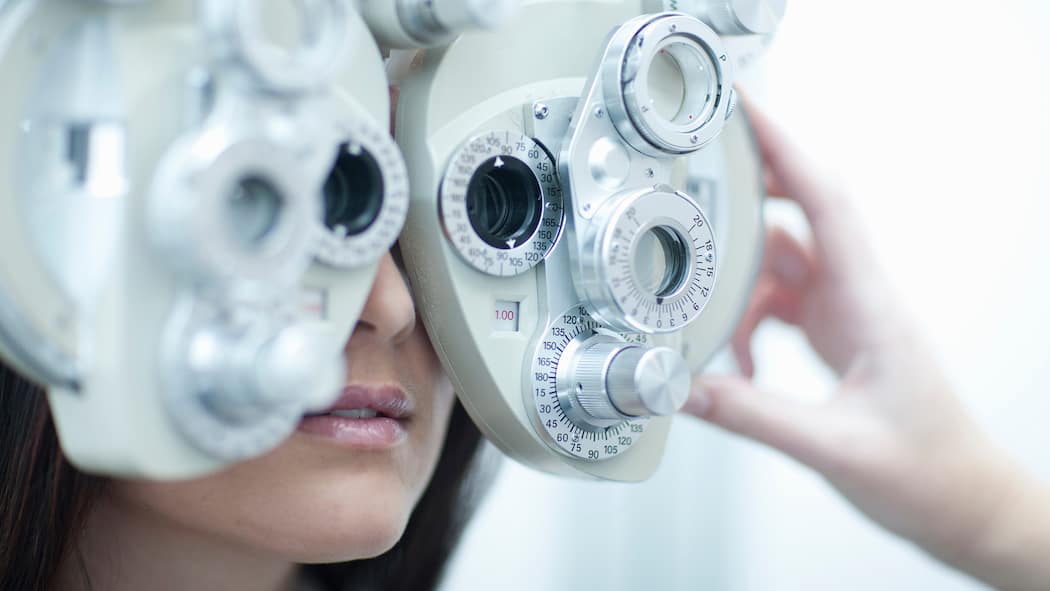 6 Mythen zur Sehkraft im Faktencheck Patientin im Untersuch bei einer Augenärztin